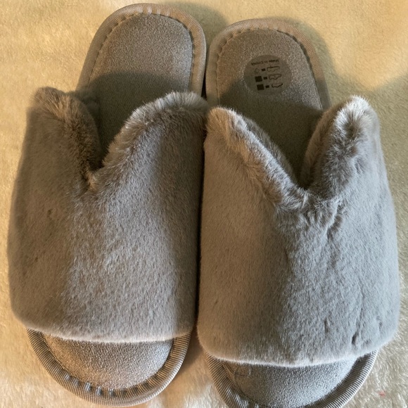 moneRffi Shoes - New MoneRffi fuzzy slip on memory foam house slippers non skid size 9-10